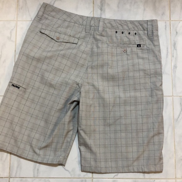 Hurley men’s plaid cream / grey shorts. Perfect for golf or the beach! EUC! - Picture 6 of 7